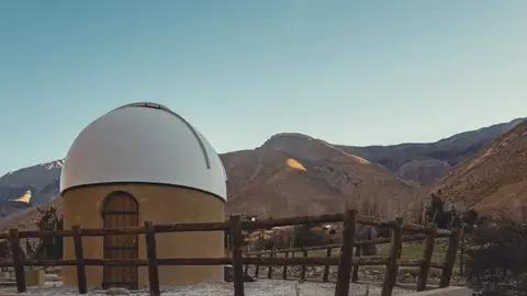 Cúpula del Observatorio Cielo Sur al atardecer, con los cerros del valle