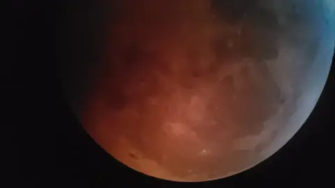 Borde de la Luna durante el eclipse de 2019