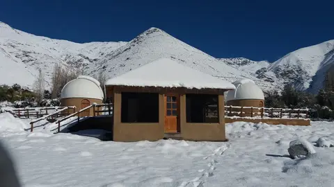 La casona y las dos cúpulas cubiertas de nieve