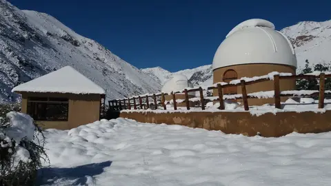 Cúpula con nieve y el valle de fondo